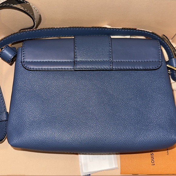 Burberry crossbody - Picture 3 of 3